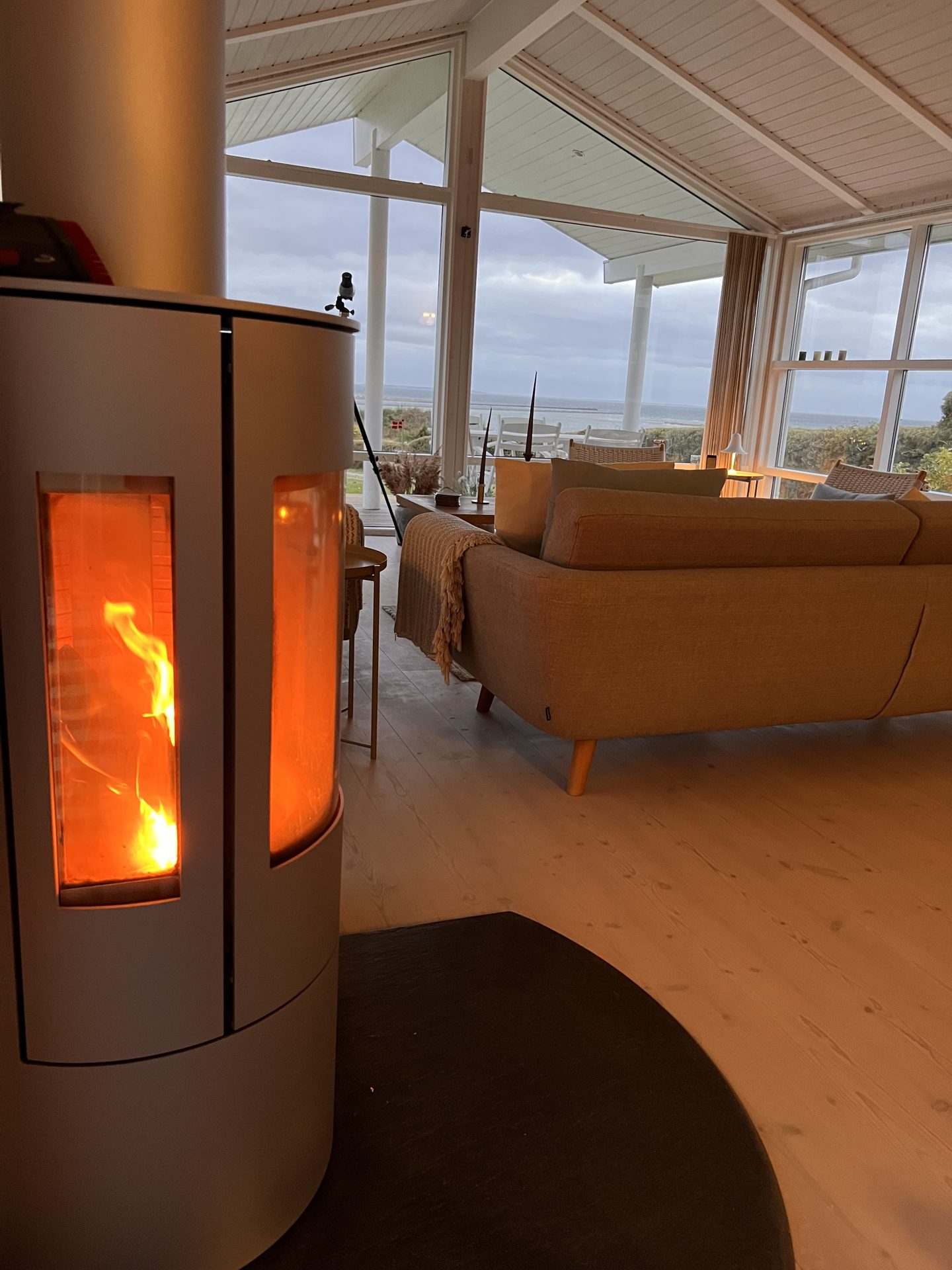 Ny brændeovn i stuen