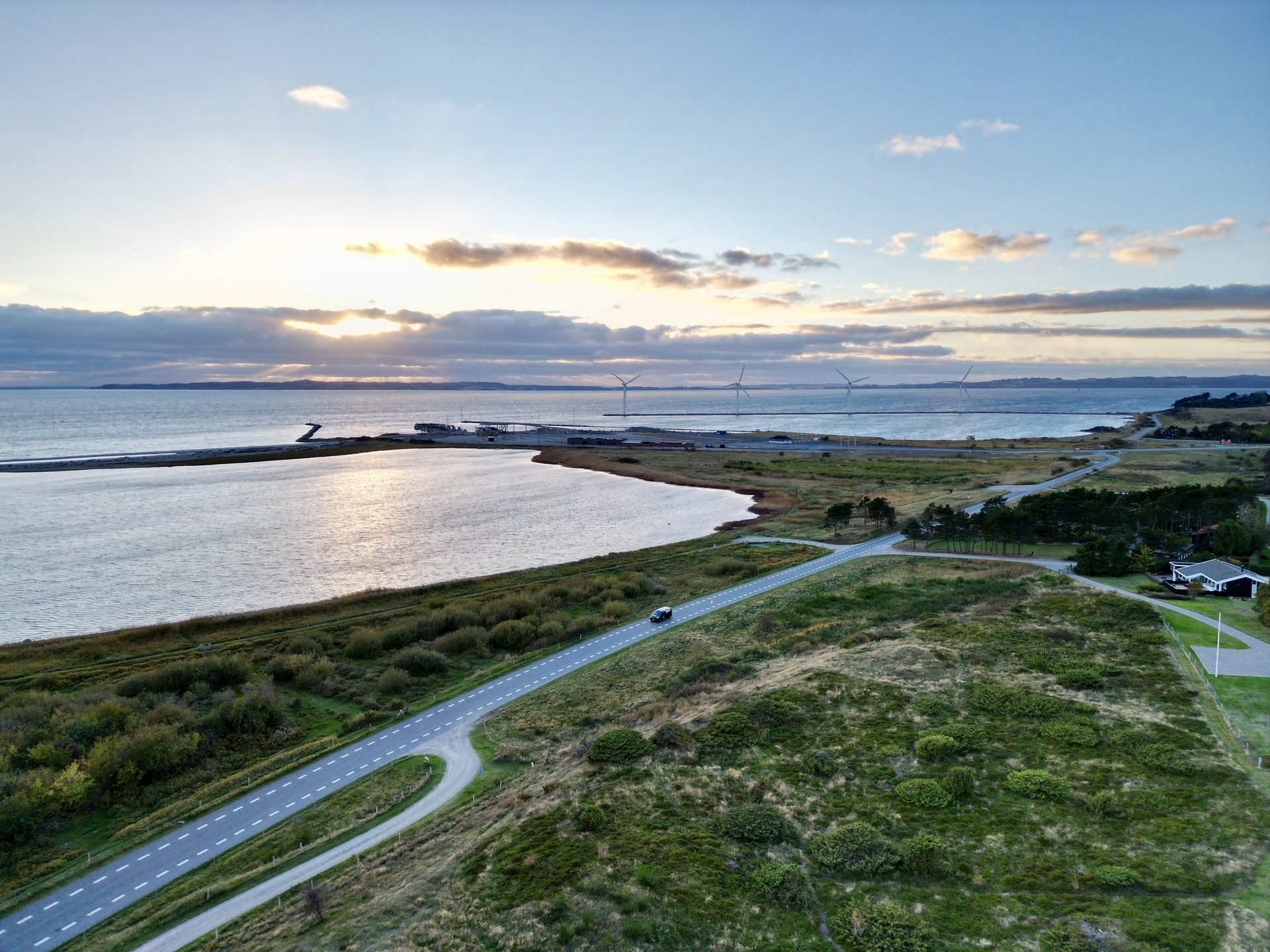 Kystlinje og Ebeltoft Vig ved solnedgang